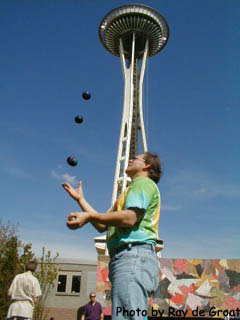 Murray Reid of Cascade Jugglers. Photo by Ray de Groat.